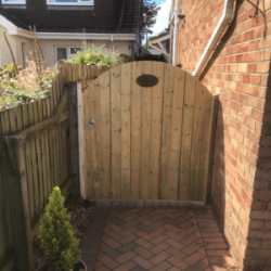 Short and wide single tongue and groove gate from front