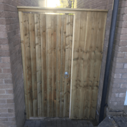 Single feather edge gate and side fencing