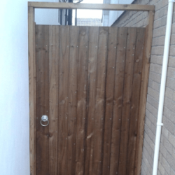 Single feather edge gate in walkway