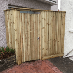 Single feather edge gate with fencing