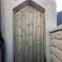 Tall and pointed single tongue and groove gate from front