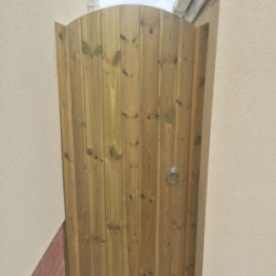 Tall and rounded top single tongue and groove gate from front